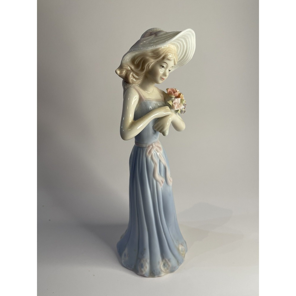 VINTAGE HOUSE OF LLOYD PORCELAIN LADY FIGURINE GATHERING FLOWERS 1998 - Picture 2 of 7